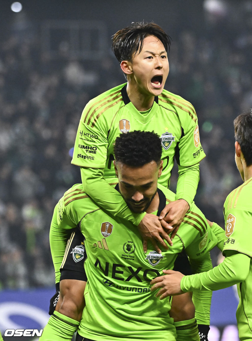 18일 전북 전주월드컵경기장에서 '하나은행 K리그1 2026' 전북 현대와 FC안양의 경기가 진행됐다. FC안양은 개막 3경기 무패로 상승세를 이어가고 있고 3위에 랭크됐다. 반면 디펜딩 챔프 전북 현대는 시즌 첫 승을 위해 3전 4기에 도전한다.후반 전북 현대 이승우가 역전골 넣은 모따의 등에 업혀 기뻐하고 있다. 2026.03.18 / soul1014@osen.co.kr