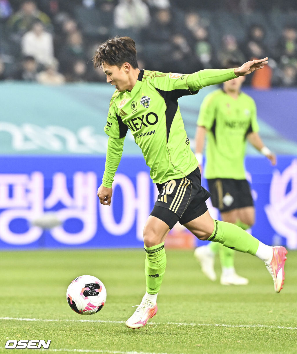 18일 전북 전주월드컵경기장에서 '하나은행 K리그1 2026' 전북 현대와 FC안양의 경기가 진행됐다. FC안양은 개막 3경기 무패로 상승세를 이어가고 있고 3위에 랭크됐다. 반면 디펜딩 챔프 전북 현대는 시즌 첫 승을 위해 3전 4기에 도전한다.후반 전북 현대 이승우가 슛을 시도하고 있다. 2026.03.18 / soul1014@osen.co.kr