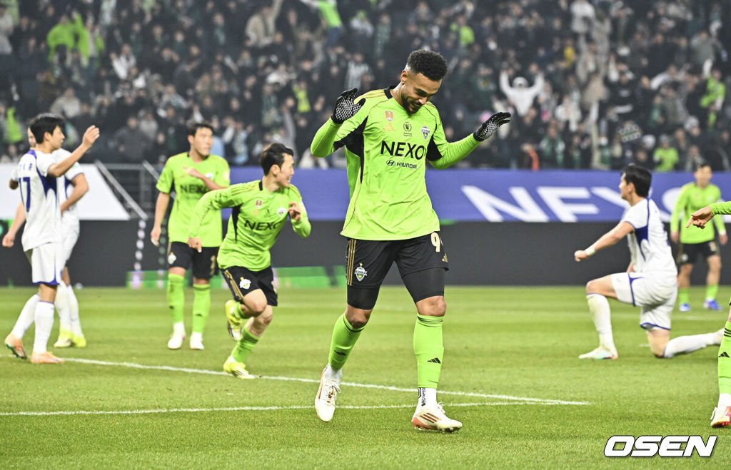 18일 전북 전주월드컵경기장에서 '하나은행 K리그1 2026' 전북 현대와 FC안양의 경기가 진행됐다.  FC안양은 개막 3경기 무패로 상승세를 이어가고 있고 3위에 랭크됐다. 반면 디펜딩 챔프 전북 현대는 시즌 첫 승을 위해 3전 4기에 도전한다.후반 전북 현대 모따가 골을 넣은뒤 기뻐하고 있다.   2026.03.18 / soul1014@osen.co.kr