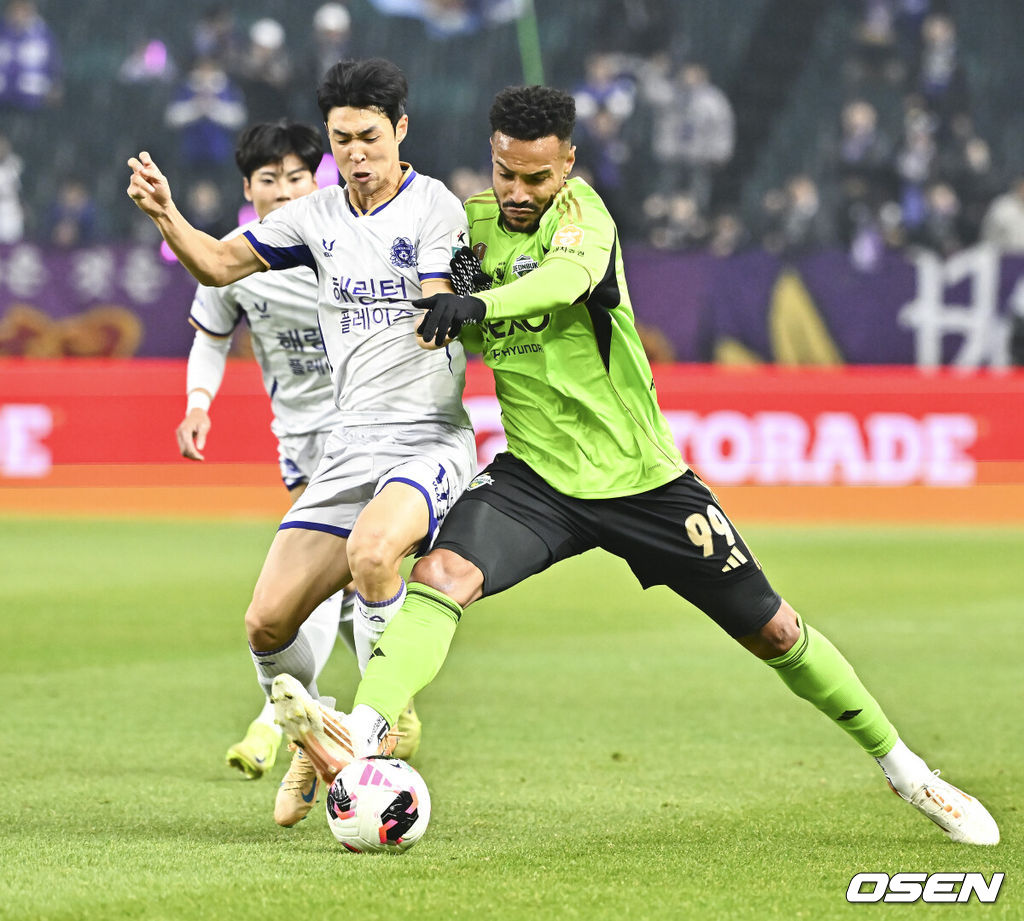 18일 전북 전주월드컵경기장에서 '하나은행 K리그1 2026' 전북 현대와 FC안양의 경기가 진행됐다.  FC안양은 개막 3경기 무패로 상승세를 이어가고 있고 3위에 랭크됐다. 반면 디펜딩 챔프 전북 현대는 시즌 첫 승을 위해 3전 4기에 도전한다.후반 전북 현대 모따가 FC안양 강지훈과 몸싸움을 펼치고 있다.  2026.03.18 / soul1014@osen.co.kr