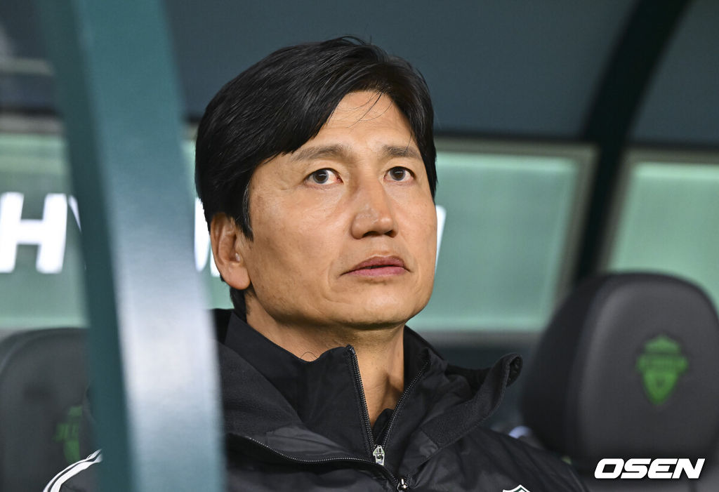 18일 전북 전주월드컵경기장에서 '하나은행 K리그1 2026' 전북 현대와 FC안양의 경기가 진행됐다.  FC안양은 개막 3경기 무패로 상승세를 이어가고 있고 3위에 랭크됐다. 반면 디펜딩 챔프 전북 현대는 시즌 첫 승을 위해 3전 4기에 도전한다.경기 앞두고 전북 현대 정정용 감독이 그라운드를 바라보고 있다.  2026.03.18 / soul1014@osen.co.kr