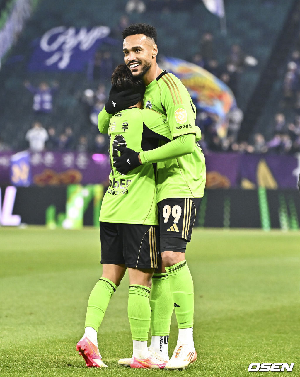 18일 전북 전주월드컵경기장에서 '하나은행 K리그1 2026' 전북 현대와 FC안양의 경기가 진행됐다.  FC안양은 개막 3경기 무패로 상승세를 이어가고 있고 3위에 랭크됐다. 반면 디펜딩 챔프 전북 현대는 시즌 첫 승을 위해 3전 4기에 도전한다.후반 전북 현대 모따가 골을 넣은뒤 이승우와 기뻐하고 있다.   2026.03.18 / soul1014@osen.co.kr