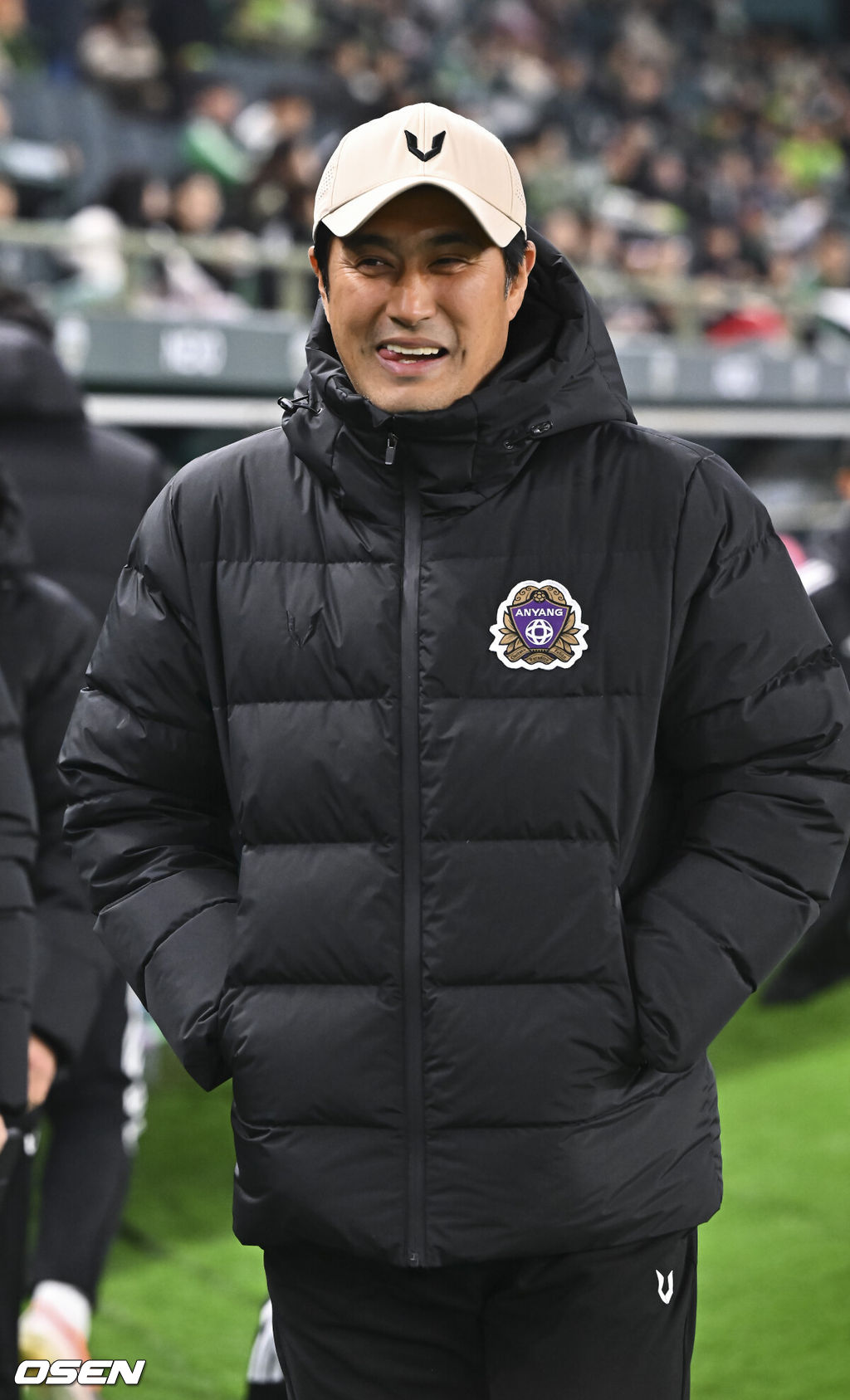 18일 전북 전주월드컵경기장에서 '하나은행 K리그1 2026' 전북 현대와 FC안양의 경기가 진행됐다.  FC안양은 개막 3경기 무패로 상승세를 이어가고 있고 3위에 랭크됐다. 반면 디펜딩 챔프 전북 현대는 시즌 첫 승을 위해 3전 4기에 도전한다.경기 앞두고 FC안양 유병훈 감독이 미소 지으며 입장하고 있다.  2026.03.18 / soul1014@osen.co.kr