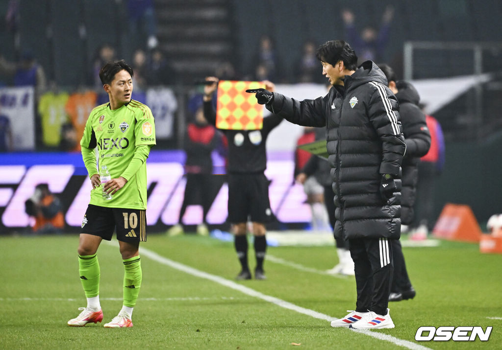 18일 전북 전주월드컵경기장에서 '하나은행 K리그1 2026' 전북 현대와 FC안양의 경기가 진행됐다.  FC안양은 개막 3경기 무패로 상승세를 이어가고 있고 3위에 랭크됐다. 반면 디펜딩 챔프 전북 현대는 시즌 첫 승을 위해 3전 4기에 도전한다.후반 전북 현대 정정용 감독이 이승우에게 작전 지시를 하고 있다.   2026.03.18 / soul1014@osen.co.kr