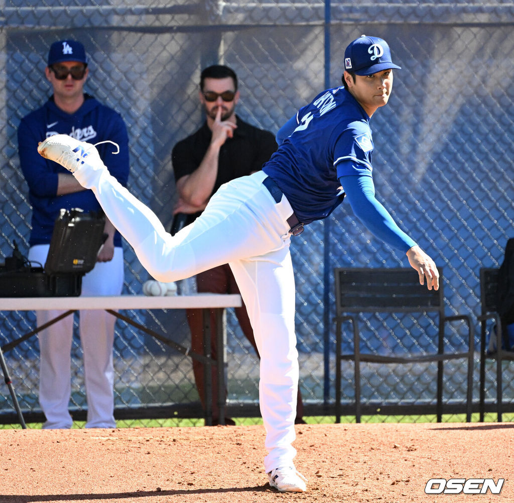 26일(한국시간) 미국 애리조나주 글렌데일 캐멀백 랜치에서 2025 메이저리그 시범경기 LA 다저스와 시애틀 매리너스의 경기가 열렸다.김혜성은 다저스와 최대 3+2년 2200만 달러(약 320억원) 계약에 합의하며 메이저리그 진출에 성공했다.LA 다저스 오타니 쇼헤이가 불펜 피칭 중 데이터를 확인하고 있다. 2025.02.26 / sunday@osen.co.kr