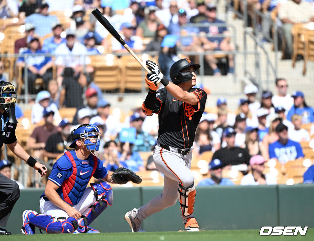 '코리안 데이'였다. 이정후(샌프란시스코 자이언츠)와 김혜성(LA 다저스)이 맞대결에서 나란히 맹활약했다.  LA 다저스와 샌프란시스코 자이언츠는 2일(이하 한국시간) 미국 애리조나주 글렌데일의 캐멀백 랜치에서 2025 메이저리그 시범경기를 치렀다. 이날 김혜성은 8번 유격수로, 이정후는 3번 중견수로 각각 선발 출장했다. 이정후가 총알 2루타로 선제 타점을 올리자, 7푼 타율로 마음고생을 하던 김혜성은 시범경기 첫 홈런포를 터뜨렸다.1회초 1사 3루에서 샌프란시스코 자이언츠 이정후가 우전 적시 2루타를 치고 있다. 2025.03.02 / sunday@osen.co.kr