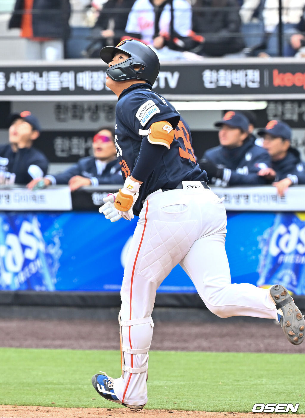 15일 대전 한화생명볼파크에서 2026 신한 SOL KBO리그 시범경기 한화 이글스와 SSG 랜더스의 경기가 열렸다.시범경기는 오는 24일까지 진행되며, 각 팀이 12경기씩 치러 총 60경기가 펼쳐진다.7회말 무사 주자 2루 한화 허인서가 좌월 투런 홈런을 때리고 있다. 2026.03.15 /rumi@osen.co.kr