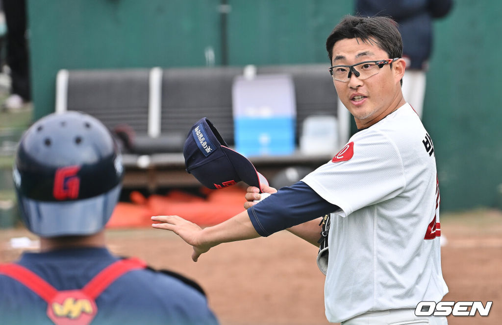 15일 부산 사직야구장에서 2026 신한 SOL KBO 리그 롯데 자이언츠와 LG 트윈스의 시범경기가 열린다. 지난 12일 시작된 시범경기는 24일까지 진행되며, 각 팀이 12경기씩 총 60경기가 펼쳐진다.롯데 자이언츠 박세웅이 불펜 투구 중 얘기를 나누고 있다. 2026.03.15 / foto0307@osen.co.kr