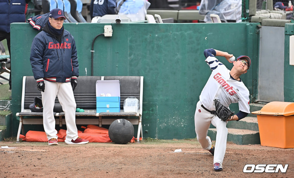 15일 부산 사직야구장에서 2026 신한 SOL KBO 리그 롯데 자이언츠와 LG 트윈스의 시범경기가 열린다. 지난 12일 시작된 시범경기는 24일까지 진행되며, 각 팀이 12경기씩 총 60경기가 펼쳐진다.롯데 자이언츠 김상진 코치가 박세웅의 불펜 투구를 지켜보고 있다. 2026.03.15 / foto0307@osen.co.kr