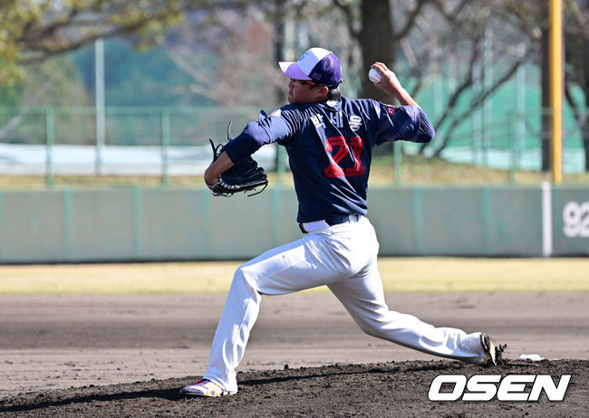 [OSEN=미야자키(일본), 지형준 기자] 3일 일본 미야자키현 아야초 니시키바루 야구장에서 SSG 랜더스와 롯데 자이언츠의 연습경기가 열렸다.전날 두 팀의 경기는 우천으로 취소됐다. 이날 SSG는 베니지아노, 롯데는 나균안을 선발로 내세웠다.5회말 롯데 박세웅이 역투하고 있다. 2026.03.03 /jpnews@osen.co.kr