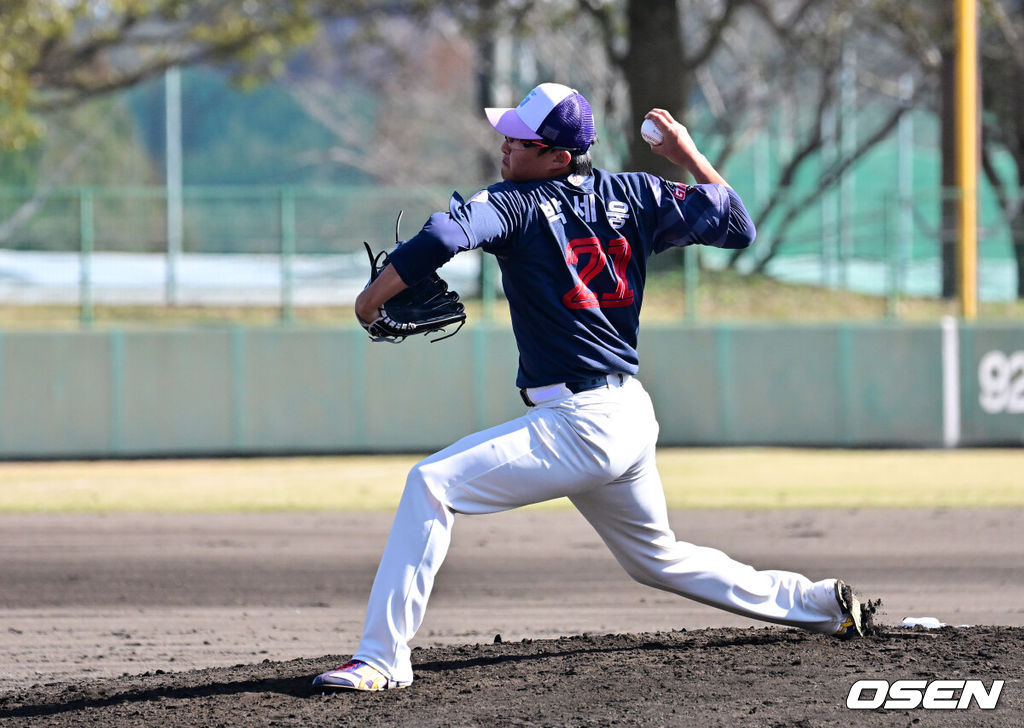 3일 일본 미야자키현 아야초 니시키바루 야구장에서 SSG 랜더스와 롯데 자이언츠의 연습경기가 열렸다.전날 두 팀의 경기는 우천으로 취소됐다. 이날 SSG는 베니지아노, 롯데는 나균안을 선발로 내세웠다.5회말 롯데 박세웅이 역투하고 있다. 2026.03.03 /jpnews@osen.co.kr