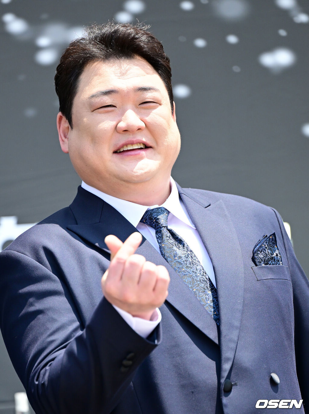 23일 인천 남동체육관에서 KBS 2TV '불후의 명곡' 2025 상반기 왕중왕전 레드카펫이 진행됐다.이번 왕중왕전에는 조째즈, 라포엠, 신승태&최수호, 손태진&전유진, 정준일, 알리, 소향, 허용별, 이승기&이홍기, 최정원&손승연 등이 참가한다.방송인 김준현이 포토타임을 하고 있다. 2025.06.23 / dreamer@osen.co.kr