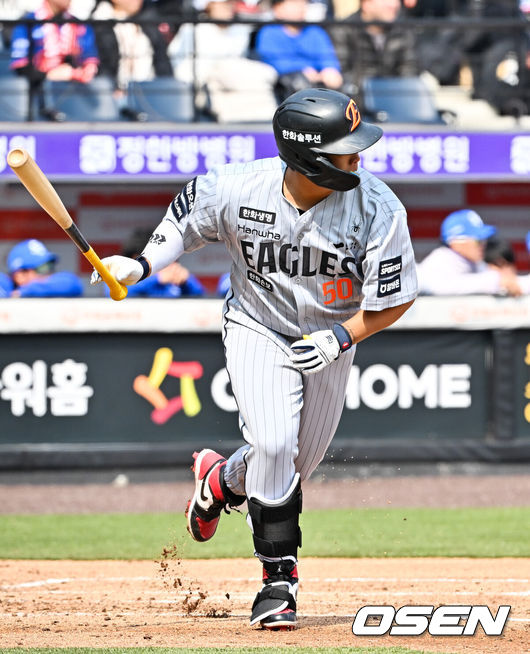 [OSEN=대전, 민경훈 기자] 12일 대전 한화생명볼파크에서 2026 신한 SOL KBO리그 시범경기 한화 이글스와 삼성 라이온즈의 경기가 열렸다.시범경기는 오늘(12일)부터 오는 24일까지 진행되며, 각 팀이 12경기씩 치러 총 60경기가 펼쳐진다.1회말 1사 주자 2루 한화 강백호가 좌익수 앞 안타를 때리고 있다. 2026.03.12 /rumi@osen.co.kr