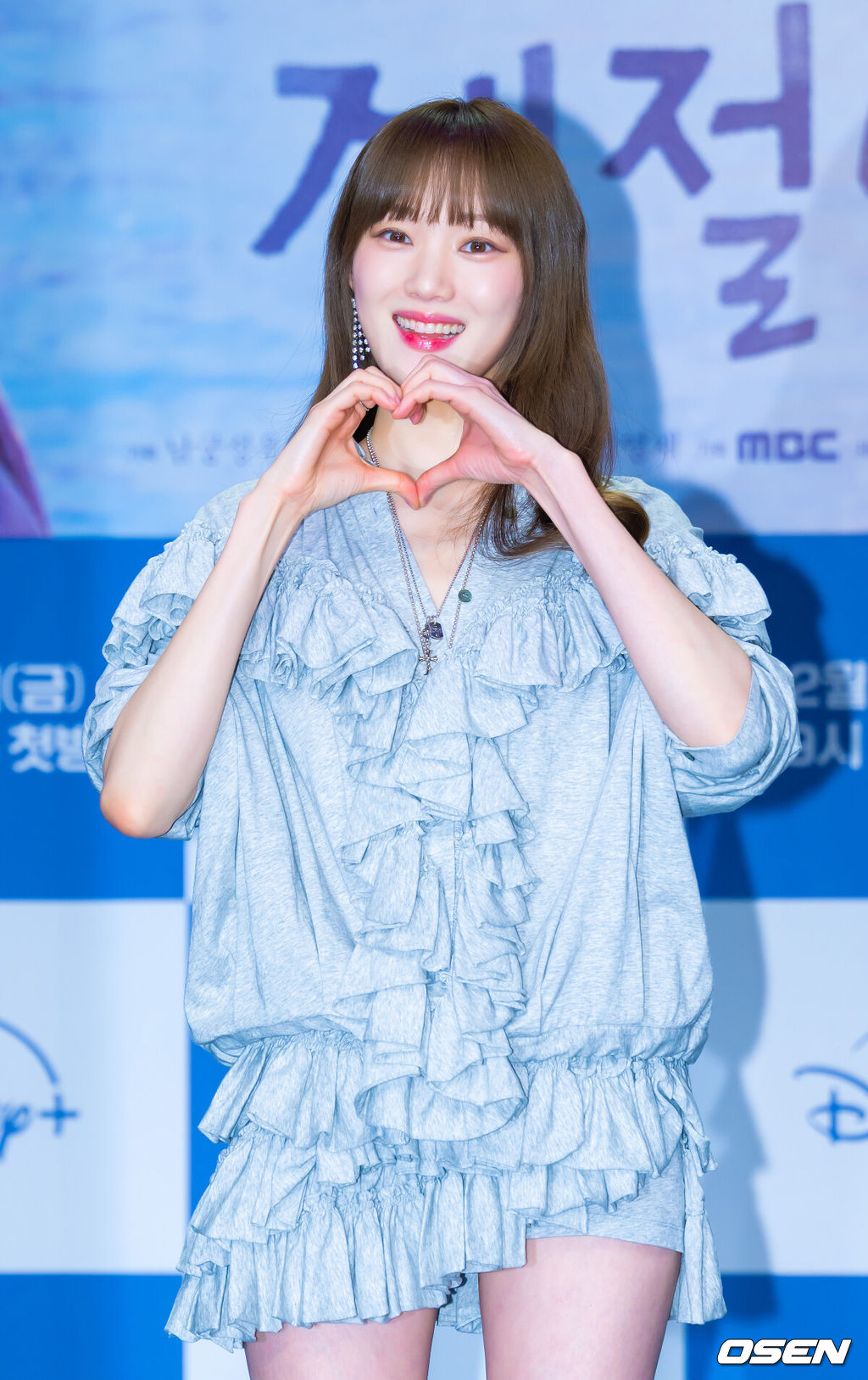 19일 오후 서울 마포구 상암동 상암동MBC신사옥방송센터 골든마우스홀에서 MBC 새 금토드라마 ‘찬란한 너의 계절에’(극본 조성희/연출 정상희, 김영재)제작발표회가 열렸다.'찬란한 너의 계절에'는 매일 신나는 여름방학처럼 사는 남자 찬(채종협 분)과 스스로를 겨울에 가둔 여자 란(이성경 분)이 운명처럼 만나 얼어 있던 시간을 깨우는 예측 불허 '찬란' 로맨스를 그린 작품이다.배우 이성경이 포토타임을 가지고 있다. 2026.02.19 / rumi@osen.co.kr