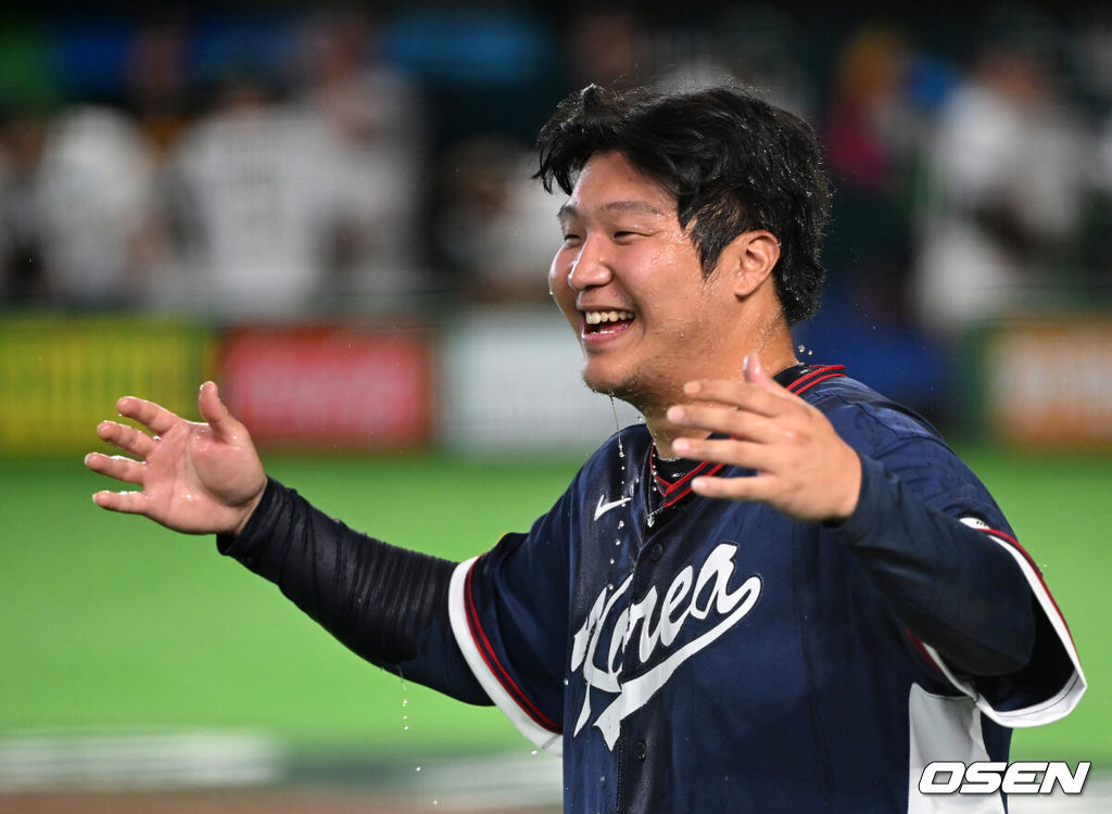 도쿄의 기적이 나왔다. 한국 WBC 대표팀이 17년 만에 1라운드를 통과했다. 한국은 9일 일본 도쿄돔에서 열린 ‘2026 월드베이스볼클래식(WBC)’ 1라운드 C조 호주와의 경기에서 로 승리를 거뒀다. 이로써 한국은 조별라운드 2승2패를 기록하면서 호주, 대만 등을 최소실점률로 제치면서 2009년 이후 17년 만에 1라운드를 통과했다. 이제 한국은 마이애미행 전세기를 탄다.경기 종료 후 한국 문보경이 동료들과 승리의 기쁨을 나누고 있다. 2026.03.09 /spjj@osen.co.kr