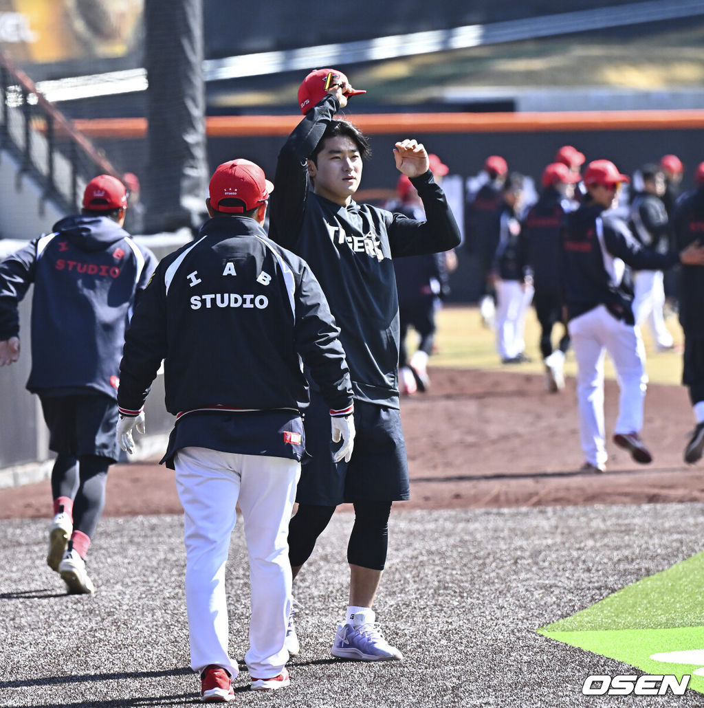 19일 오후 대전 한화생명볼파크에서 2026 신한 SOL KBO 리그 시범경기 한화 이글스와 KIA 타이거즈의 경기를 진행됐다.한화와 KIA는 시범경기에서 각각 2승 4패, 2승 1무 3패를 기록 중이다.경기 앞두고 KIA 김도영이 그라운드로 나서고 있다. 2026.03.19 / soul1014@osen.co.kr