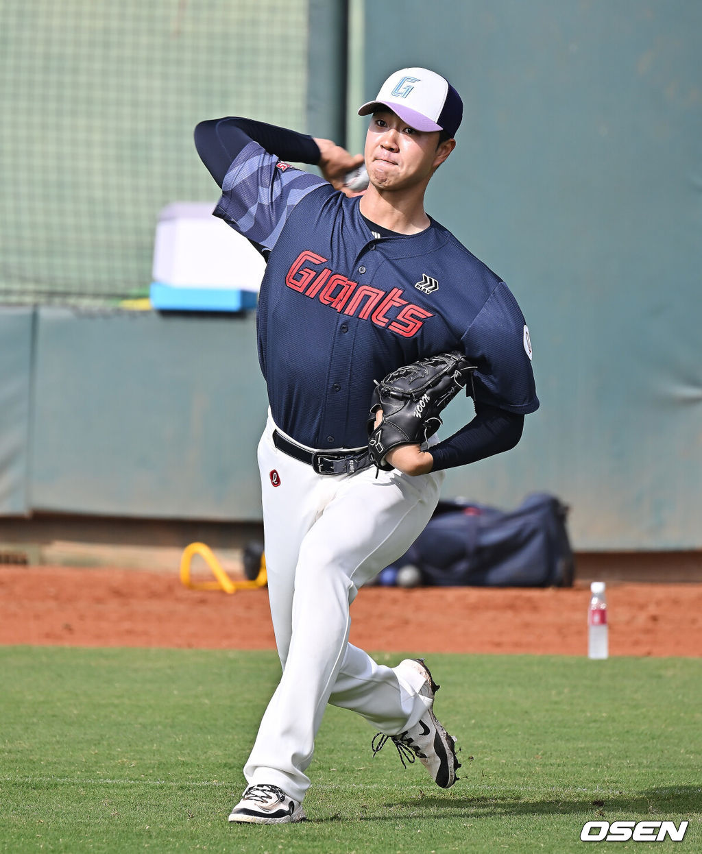 프로야구 롯데 자이언츠가 31일(한국시간) 대만 타이난 아시아-태평양 국제야구센터에 스프링캠프를 차리고 구슬땀을 흘렸다.김태형 감독 등 코치진과 투수 20명, 포수 5명, 내야수 9명, 외야수 7명 등 총 41명의 선수단이 1월 20일까지 1차 캠프에서 체력 강화와 기술 훈련을 치른 뒤 21일부터 3월 5일까지 일본 미야자키로 옮겨 2차 캠프에서 구춘리그에 참가해 실전 감각을 점검한다.롯데 윤성빈이 훈련하고 있다. 2026.01.31 / foto0307@osen.co.kr