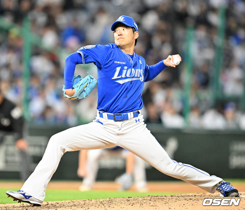 4일 오후 인천 SSG랜더스필드에서 ‘2025 신한 SOL BANK KBO리그’ SSG 랜더스와 삼성 라이온즈의 경기가 열렸다.이날 경기에서 SSG는 김건우를, 삼성은 최원태를 선발투수로 내세웠다.6회말 1사 주자 2,3루 SSG 오태곤 타석에서 삼성 선발 최원태에 이어 마운드에 오른 백정현이 힘차게 공을 뿌리고 있다. 2025.06.04 / rumi@osen.co.kr