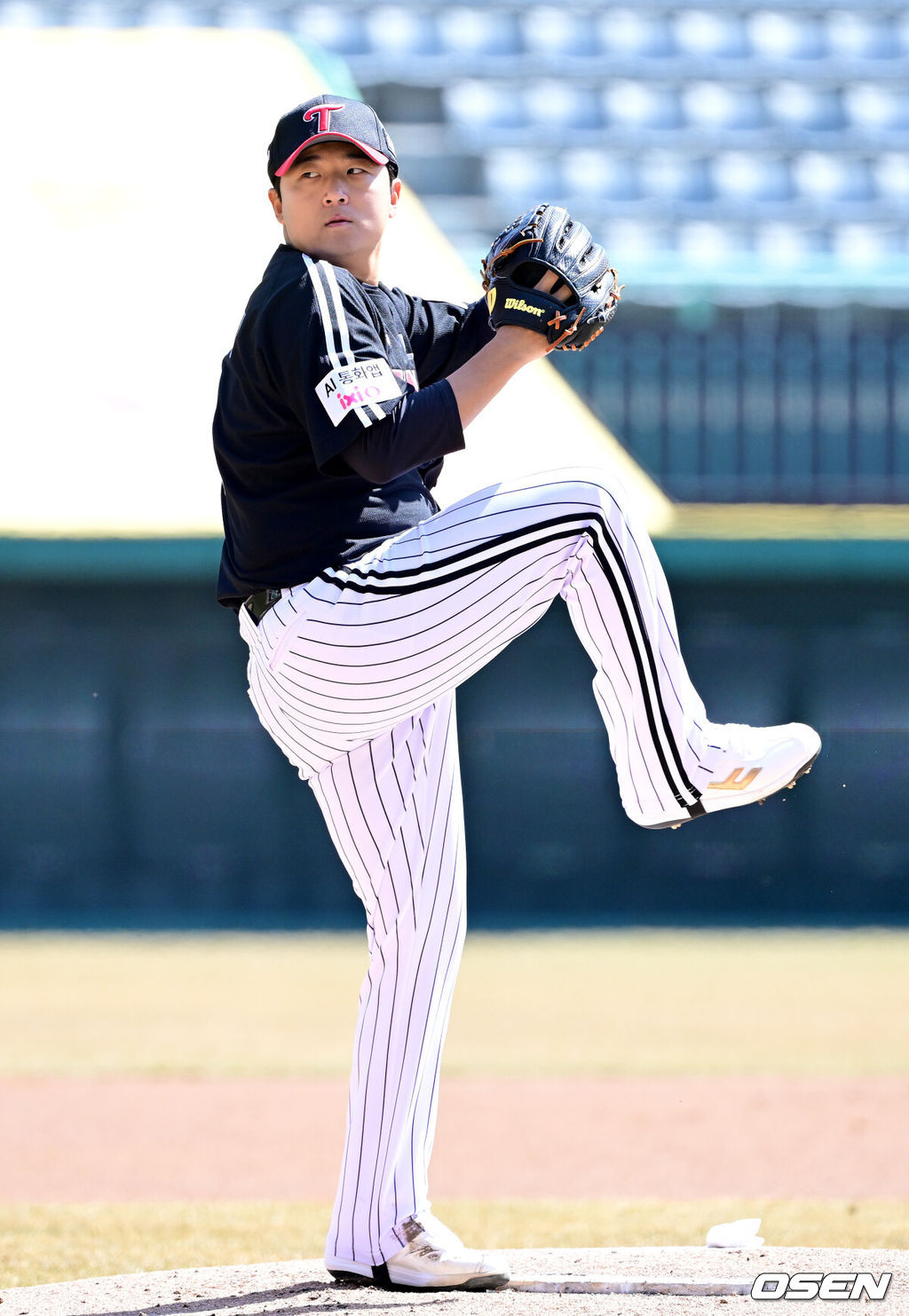 19일 인천 SSG랜더스필드에서 ‘2026 신한 SOL KBO리그’ 시범경기 SSG 랜더스와 LG 트윈스 경기가 열렸다.홈팀 SSG는 타케다 쇼타, 방문팀 LG는 송승기를 선발로 내세웠다.1회말 LG 선발 송승기가 힘차게 공을 뿌리고 있다. 2026.03.19 / dreamer@osen.co.kr