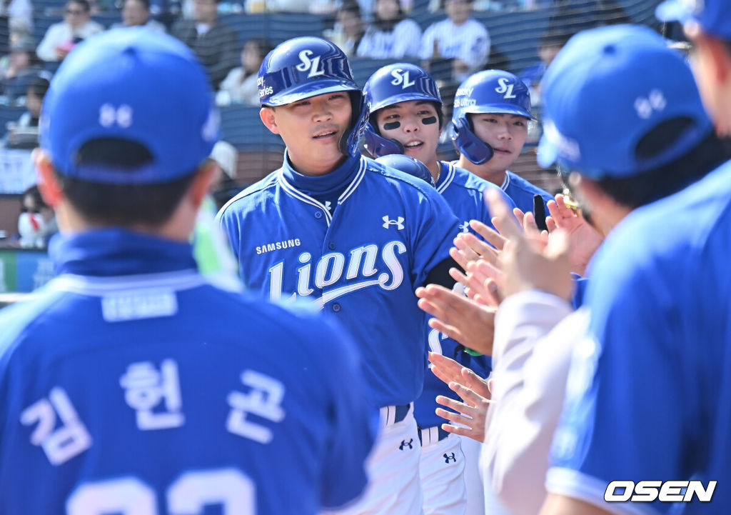 19일 창원NC파크에서 2026 신한 SOL KBO 리그 시범경기 NC 다이노스와 삼성 라이온즈의 경기가 열렸다. 홈팀 NC는 토다가, 방문팀 삼성은 이승현이 선발 출전했다. 삼성 라이온즈 전병우가 7회초 무사 만루 좌월 만루 홈런을 치고 동료들의 축하를 받고 있다. 2026.03.19 / foto0307@osen.co.kr
