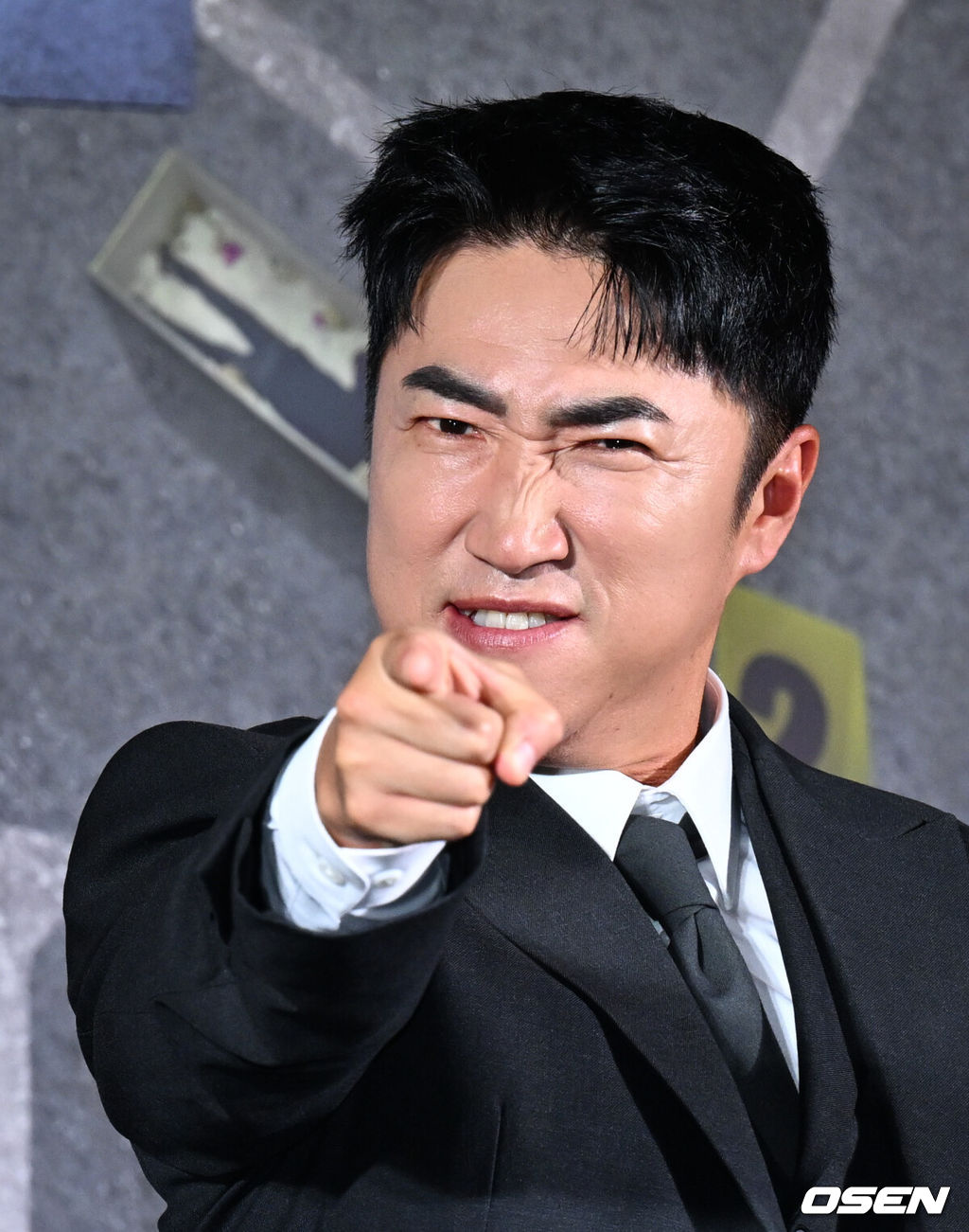 넷플릭스 예능 '크라임씬 제로' 제작발표회가 16일 서울 구로구 신도림 라마다 호텔에서 열렸다.넷플릭스 예능 ‘크라임씬 제로’는 용의자와 탐정이 된 플레이어가 그들 가운데 숨어있는 범인을 찾아내는 레전드 롤플레잉 추리 게임이다.방송인 장동민이 포즈를 취하고 있다. 2025.09.16 /cej@osen.co.kr