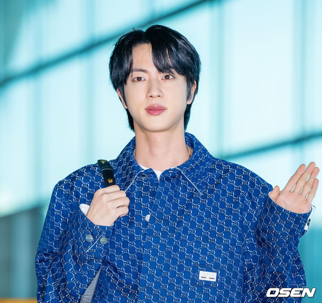 23일 방탄소년단 진(BTS-Jin)이 인천국제공항을 통해 출국했다. 방탄소년단 진은 자신이 글로벌 앰버서더로 활동 중인 브랜드 행사 패션쇼에 참석하기 위해 이탈리아 밀라노로 출국했다.방탄소년단 진이 출국장으로 향하고 있다. 2025.02.23 /rumi@osen.co.kr