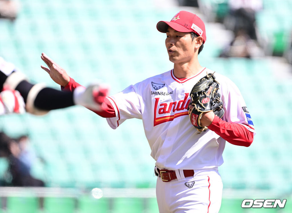 19일 인천 SSG랜더스필드에서 ‘2026 신한 SOL KBO리그’ 시범경기 SSG 랜더스와 LG 트윈스 경기가 열렸다.홈팀 SSG는 타케다 쇼타, 방문팀 LG는 송승기를 선발로 내세웠다.3회초 투구를 마친 SSG 선발 타케다 쇼타가 더그아웃으로 향하고 있다. 2026.03.19 / dreamer@osen.co.kr