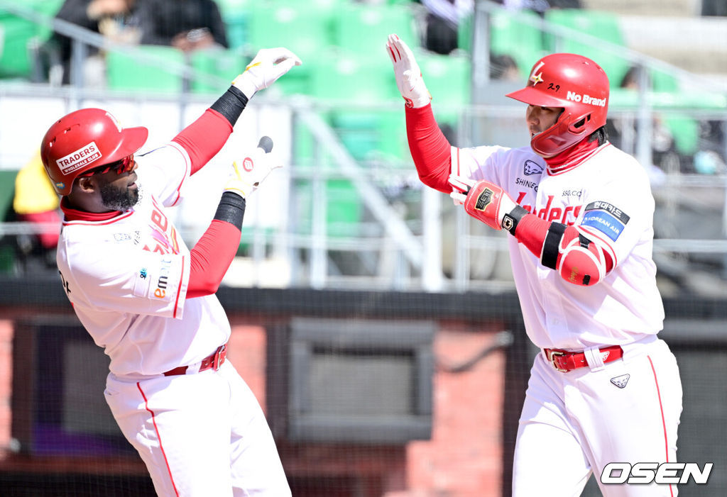 19일 인천 SSG랜더스필드에서 ‘2026 신한 SOL KBO리그’ 시범경기 SSG 랜더스와 LG 트윈스 경기가 열렸다.홈팀 SSG는 타케다 쇼타, 방문팀 LG는 송승기를 선발로 내세웠다.4회말 1사 1루 상황 SSG 최정이 동점 좌월 투런포를 날리고 홈을 밟은 뒤 에레디아와 기뻐하고 있다. 2026.03.19 / dreamer@osen.co.kr