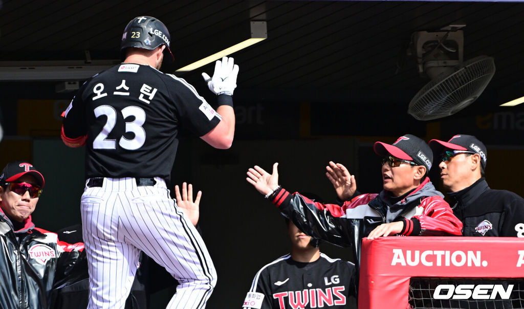 19일 인천 SSG랜더스필드에서 ‘2026 신한 SOL KBO리그’ 시범경기 SSG 랜더스와 LG 트윈스 경기가 열렸다.홈팀 SSG는 타케다 쇼타, 방문팀 LG는 송승기를 선발로 내세웠다.5회초 무사 1루 상황 LG 오스틴이 재역전 좌월 투런포를 날리고 홈을 밟은 뒤 염경엽 감독과 인사를 나누고 있다. 2026.03.19 / dreamer@osen.co.kr
