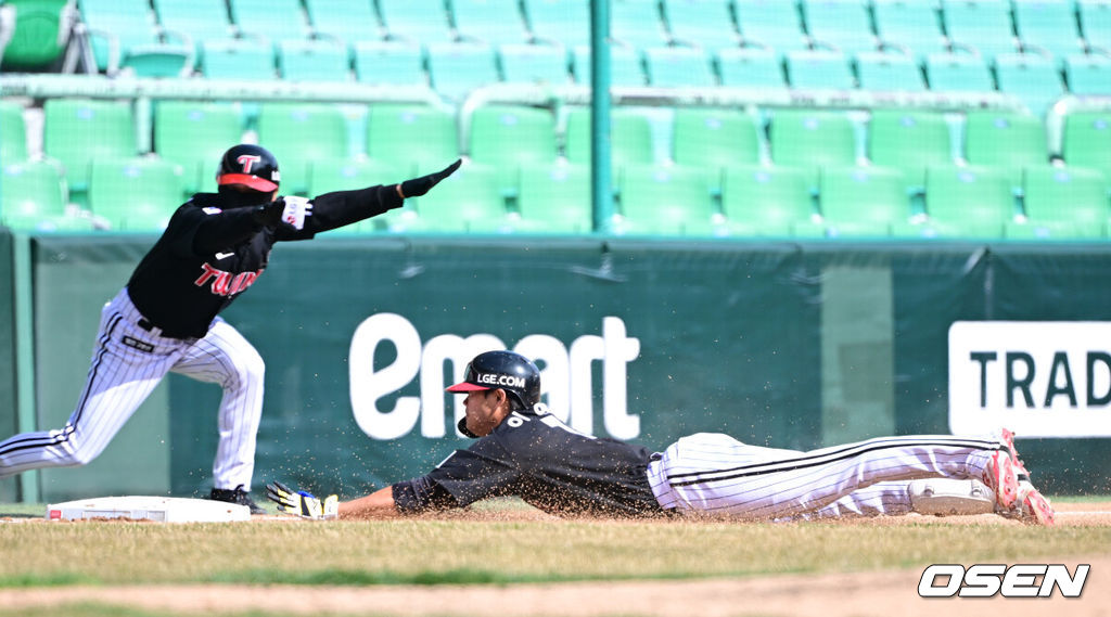19일 인천 SSG랜더스필드에서 ‘2026 신한 SOL KBO리그’ 시범경기 SSG 랜더스와 LG 트윈스 경기가 열렸다.홈팀 SSG는 타케다 쇼타, 방문팀 LG는 송승기를 선발로 내세웠다.6회초 1사 2, 3루 상황 LG 이영빈이 달아나는 오른쪽 2타점 3루타를 날리고 3루에 슬라이딩 해 세이프되고 있다. 2026.03.19 / dreamer@osen.co.kr