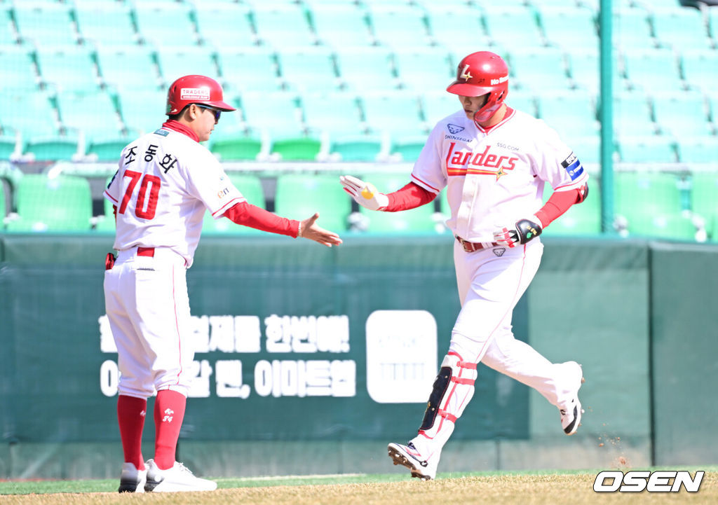 19일 인천 SSG랜더스필드에서 ‘2026 신한 SOL KBO리그’ 시범경기 SSG 랜더스와 LG 트윈스 경기가 열렸다.홈팀 SSG는 타케다 쇼타, 방문팀 LG는 송승기를 선발로 내세웠다.6회말 2사 주자없는 상황 SSG 고명준이 추격의 좌월 솔로포를 날리고 그라운드를 돌며 조동화 코치와 인사를 나누고 있다. 2026.03.19 / dreamer@osen.co.kr