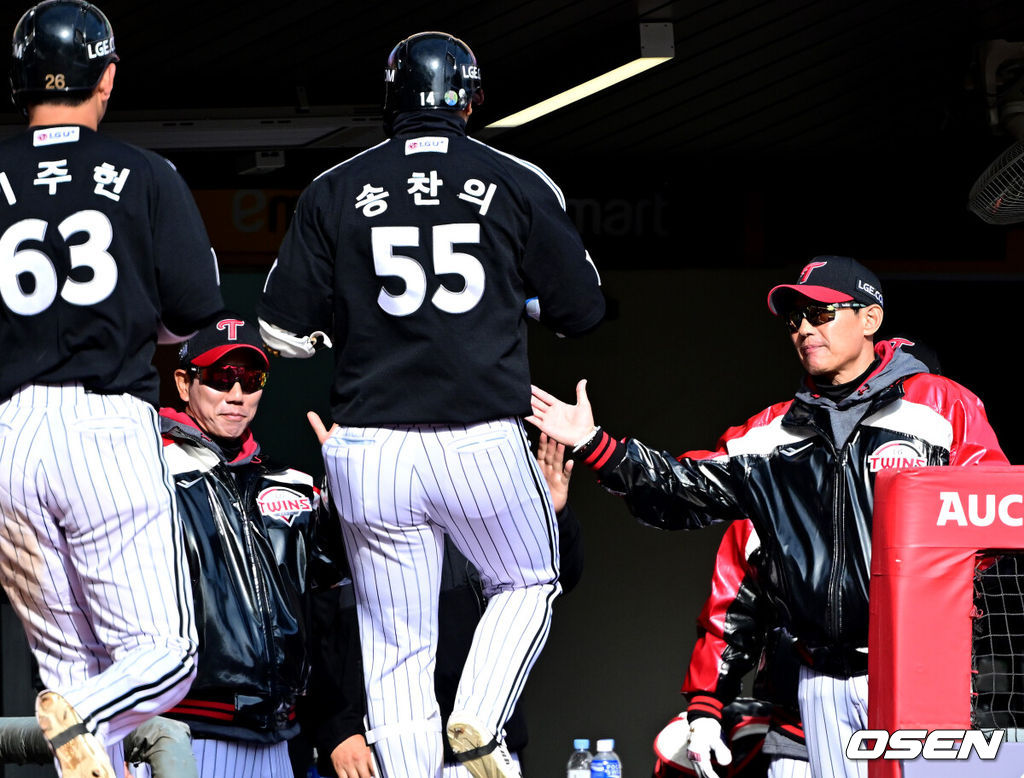 19일 인천 SSG랜더스필드에서 ‘2026 신한 SOL KBO리그’ 시범경기 SSG 랜더스와 LG 트윈스 경기가 열렸다.홈팀 SSG는 타케다 쇼타, 방문팀 LG는 송승기를 선발로 내세웠다.9회초 무사 1루 상황 LG 송찬의가 달아나는 중월 투런포를 날리고 홈을 밟은 뒤 염경엽 감독과 인사를 나누고 있다. 2026.03.19 / dreamer@osen.co.kr