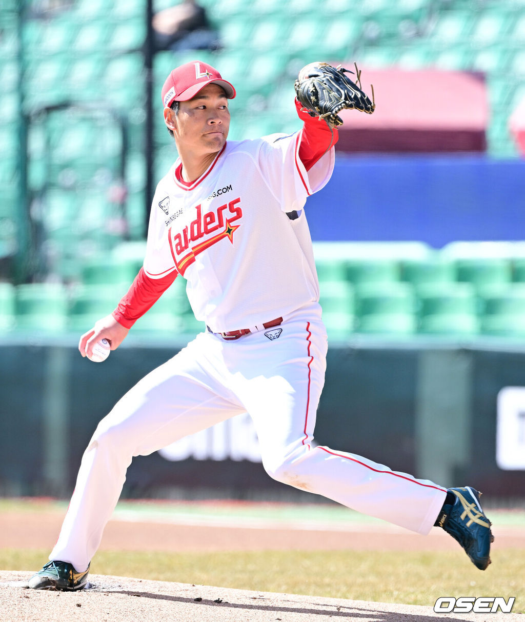 19일 인천 SSG랜더스필드에서 ‘2026 신한 SOL KBO리그’ 시범경기 SSG 랜더스와 LG 트윈스 경기가 열렸다.홈팀 SSG는 타케다 쇼타, 방문팀 LG는 송승기를 선발로 내세웠다.1회초 SSG 선발 타케다 쇼타가 힘차게 공을 뿌리고 있다. 2026.03.19 / dreamer@osen.co.kr