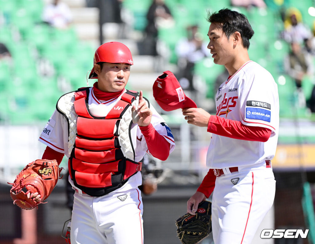 19일 인천 SSG랜더스필드에서 ‘2026 신한 SOL KBO리그’ 시범경기 SSG 랜더스와 LG 트윈스 경기가 열렸다.홈팀 SSG는 타케다 쇼타, 방문팀 LG는 송승기를 선발로 내세웠다.2회초 SSG 선발 타케다 쇼타가 이닝을 마친 뒤 더그아웃으로 향하며 포수 이지영과 대화를 나누고 있다. 2026.03.19 / dreamer@osen.co.kr