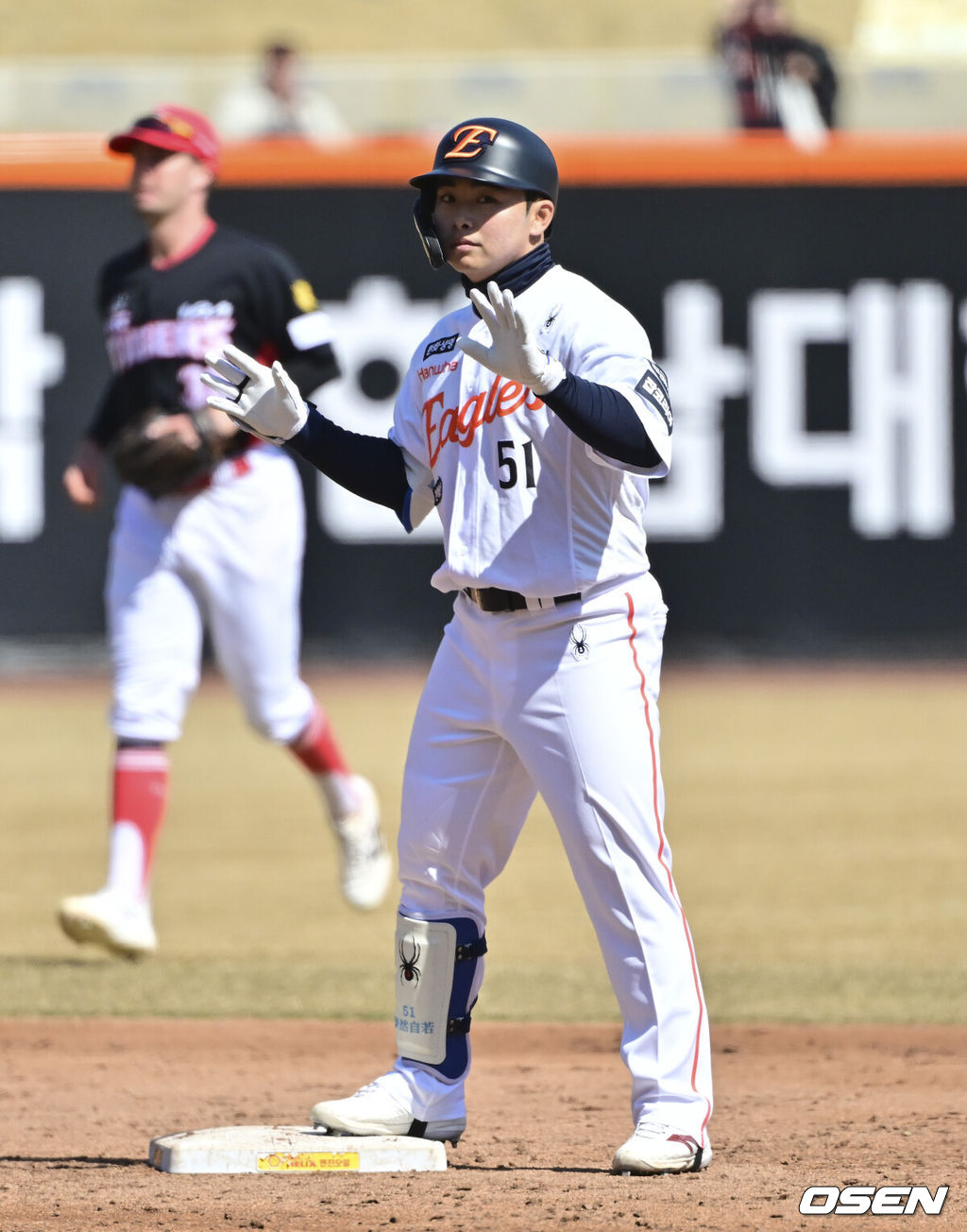 19일 오후 대전 한화생명볼파크에서 2026 신한 SOL KBO 리그 시범경기 한화 이글스와 KIA 타이거즈의 경기를 진행됐다.한화와 KIA는 시범경기에서 각각 2승 4패, 2승 1무 3패를 기록 중이다.3회말 1사 1,3루 한화 문현빈이 2타점 적시 2루타를 날린뒤 타임을 요청하고 하고 있다.  2026.03.19 / soul1014@osen.co.kr