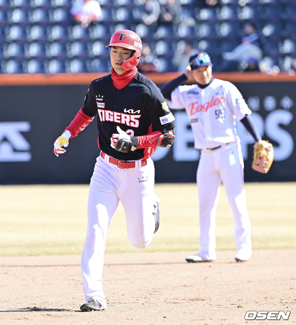 19일 오후 대전 한화생명볼파크에서 2026 신한 SOL KBO 리그 시범경기 한화 이글스와 KIA 타이거즈의 경기를 진행됐다.한화와 KIA는 시범경기에서 각각 2승 4패, 2승 1무 3패를 기록 중이다.7회초 KIA 선두타자 박민이 역전 솔로홈런을 날린뒤 베이스를 돌고 있다.    2026.03.19 / soul1014@osen.co.kr