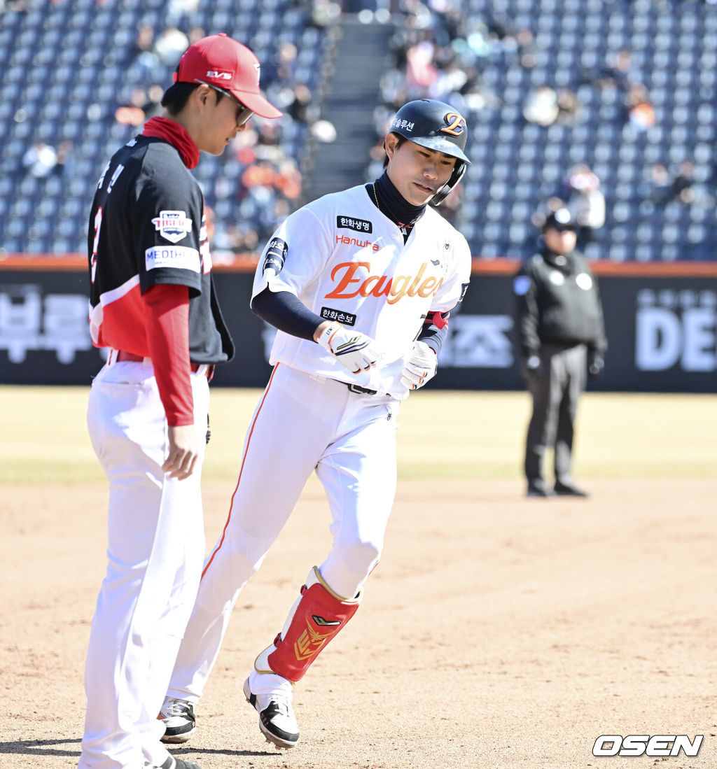 19일 오후 대전 한화생명볼파크에서 2026 신한 SOL KBO 리그 시범경기 한화 이글스와 KIA 타이거즈의 경기를 진행됐다.한화와 KIA는 시범경기에서 각각 2승 4패, 2승 1무 3패를 기록 중이다.7회말 1사 한화 심우준이 동점 솔로포를 날리고 베이스를 돌고 있다.     2026.03.19 / soul1014@osen.co.kr