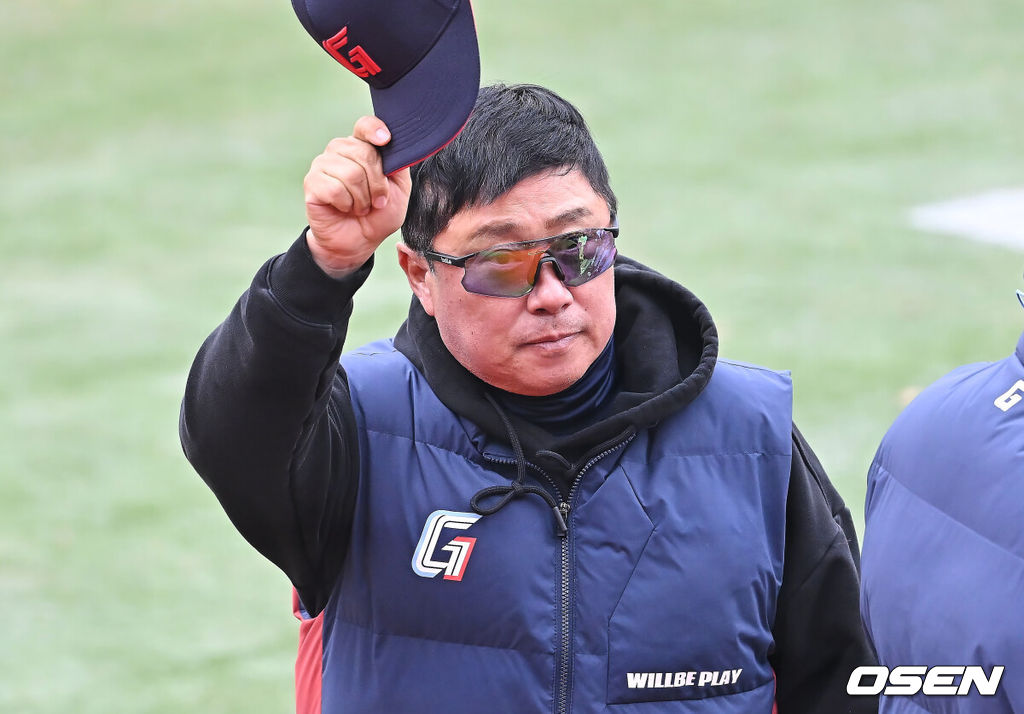 15일 부산 사직야구장에서 2026 신한 SOL KBO 리그 롯데 자이언츠와 LG 트윈스의 시범경기가 열렸다. 홈팀 롯데는 비슬리가, 방문팀 LG는 이민호가 선발 출전했다.롯데 자이언츠 김태형 감독이 7-4로 역전승한 후 팬들에게 감사 인사를 하고 있다. 2026.03.15 / foto0307@osen.co.kr