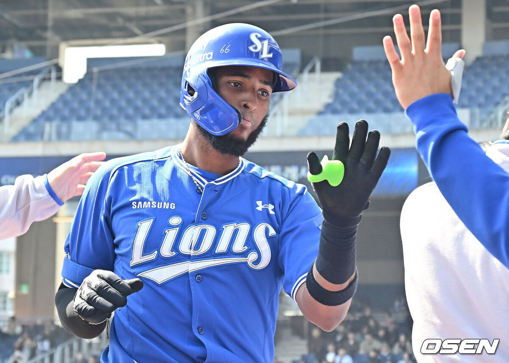 19일 창원NC파크에서 2026 신한 SOL KBO 리그 시범경기 NC 다이노스와 삼성 라이온즈의 경기가 열렸다. 홈팀 NC는 토다가, 방문팀 삼성은 이승현이 선발 출전했다. 삼성 라이온즈 디아즈가 4회초 1사 1루 우월 동점 2점 홈런을 치고 하이파이브를 하고 있다. 2026.03.19 / foto0307@osen.co.kr