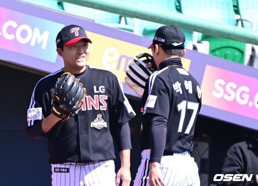19일 인천 SSG랜더스필드에서 ‘2026 신한 SOL KBO리그’ 시범경기 SSG 랜더스와 LG 트윈스 경기가 열렸다.홈팀 SSG는 타케다 쇼타, 방문팀 LG는 송승기를 선발로 내세웠다.2회말 수비를 마친 LG 선발 송승기와 중견수 박해민이 더그아웃으로 향하며 대화를 나누고 있다. 2026.03.19 / dreamer@osen.co.kr