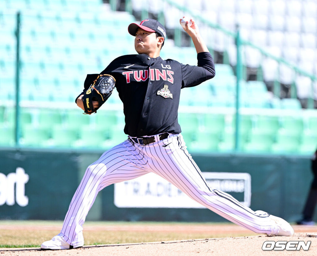 19일 인천 SSG랜더스필드에서 ‘2026 신한 SOL KBO리그’ 시범경기 SSG 랜더스와 LG 트윈스 경기가 열렸다.홈팀 SSG는 타케다 쇼타, 방문팀 LG는 송승기를 선발로 내세웠다.1회말 LG 선발 송승기가 힘차게 공을 뿌리고 있다. 2026.03.19 / dreamer@osen.co.kr