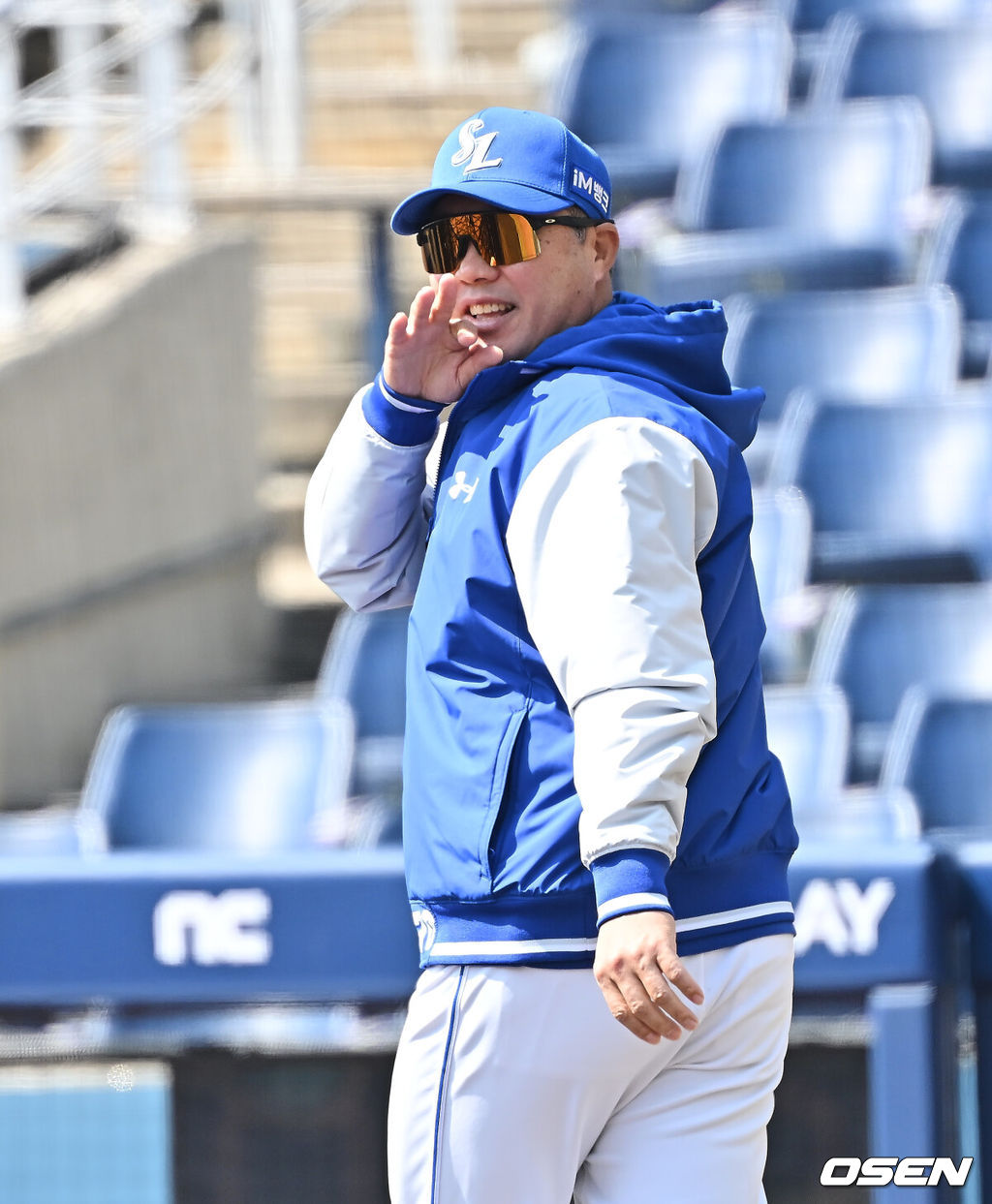 19일 창원NC파크에서 2026 신한 SOL KBO 리그 시범경기 NC 다이노스와 삼성 라이온즈의 경기가 열린다. 지난 12일 시작된 시범경기는 24일까지 진행되며, 각 팀이 12경기씩 총 60경기가 펼쳐진다.삼성 라이온즈 박진만 감독이 NC 다이노스 이호준 감독을 만나러 가고 있다. 2026.03.19 / foto0307@osen.co.kr