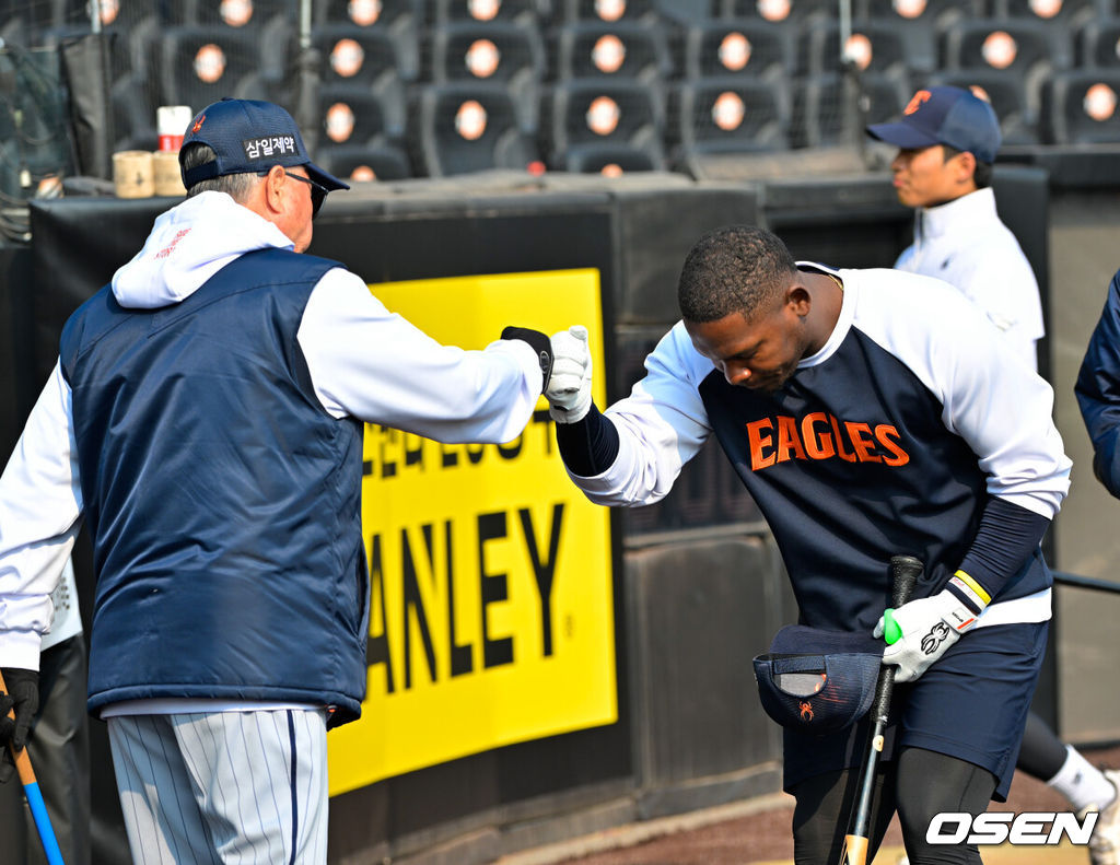 12일 대전 한화생명볼파크에서 2026 신한 SOL KBO리그 시범경기 한화 이글스와 삼성 라이온즈의 경기가 열릴 예정인 가운데 경기 전 훈련이 진행됐다.시범경기는 오늘(12일)부터 오는 24일까지 진행되며, 각 팀이 12경기씩 치러 총 60경기가 펼쳐진다.경기 전 한화 페라자가 김경문 감독과 하이파이브를 하고 있다. 2026.03.12 /rumi@osen.co.kr