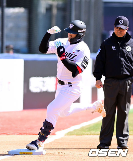 [OSEN=수원, 조은정 기자]19일 경기도 수원 KT위즈파크에서 ‘2026 신한 SOL KBO리그’ 시범경기 KT 위즈와 키움 히어로즈의 경기가 열렸다.KT는 선발 투수로 보쉴리를, 키움은 김윤하를 마운드에 올렸다.1회말 2사 KT 안현민이 선제 좌월 장월 홈런을 날린 뒤 베이스를 돌고 있다. 2026.03.19 /cej@osen.co.kr