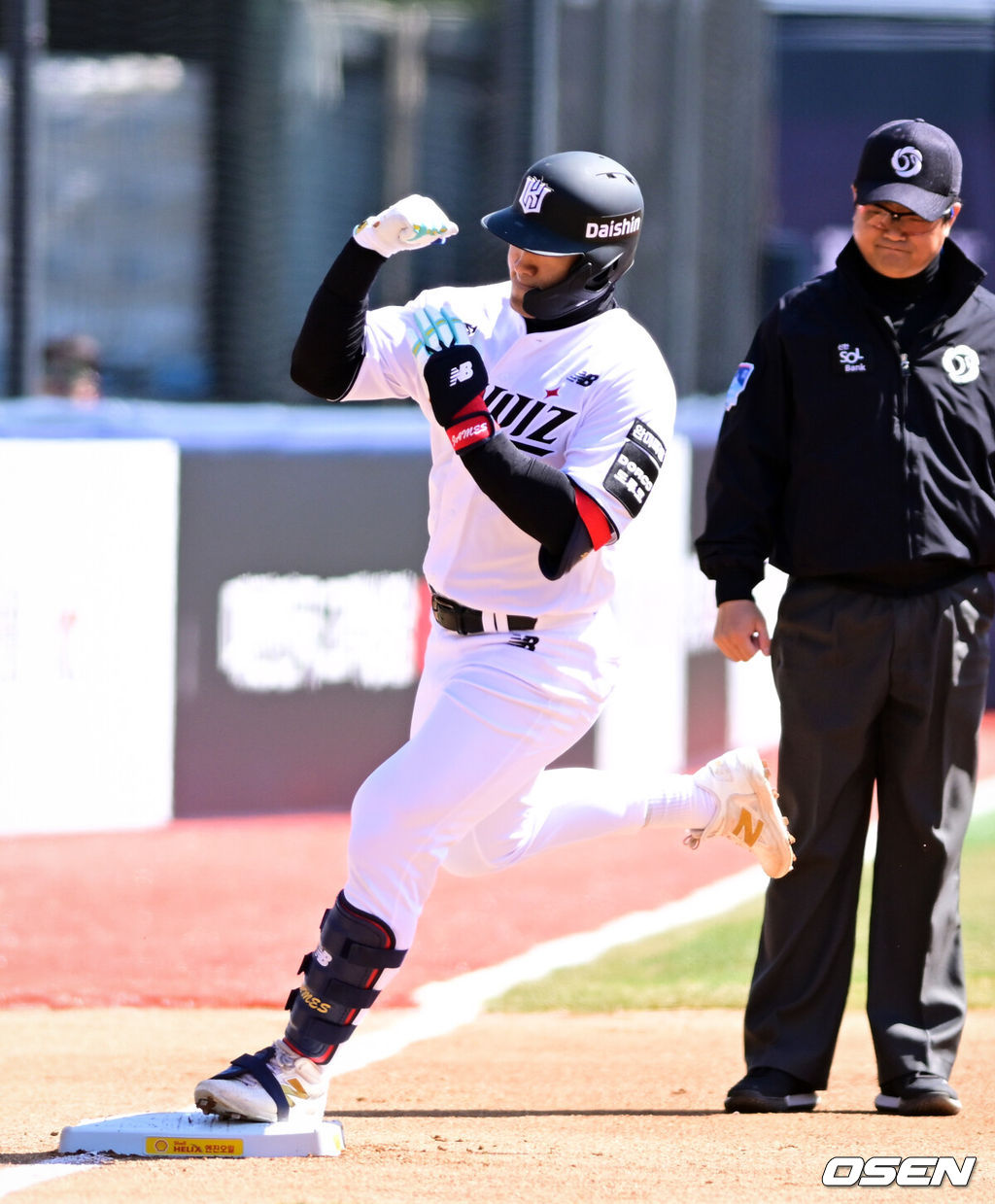 19일 경기도 수원 KT위즈파크에서 ‘2026 신한 SOL KBO리그’ 시범경기 KT 위즈와 키움 히어로즈의 경기가 열렸다.KT는 선발 투수로 보쉴리를, 키움은 김윤하를 마운드에 올렸다.1회말 2사 KT 안현민이 선제 좌월 장월 홈런을 날린 뒤 베이스를 돌고 있다. 2026.03.19 /cej@osen.co.kr