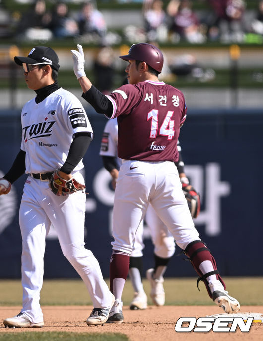 [OSEN=수원, 조은정 기자]19일 경기도 수원 KT위즈파크에서 ‘2026 신한 SOL KBO리그’ 시범경기 KT 위즈와 키움 히어로즈의 경기가 열렸다.KT는 선발 투수로 보쉴리를, 키움은 김윤하를 마운드에 올렸다.8회초 무사 1,3루 키움 서건창이 다시 앞서가는 1타점 적시 2루타를 날린 뒤 세리머니를 하고 있다. 2026.03.19 /cej@osen.co.kr