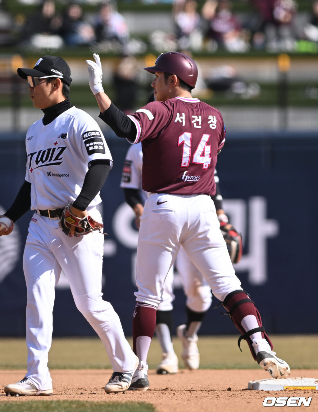 19일 경기도 수원 KT위즈파크에서 ‘2026 신한 SOL KBO리그’ 시범경기 KT 위즈와 키움 히어로즈의 경기가 열렸다.KT는 선발 투수로 보쉴리를, 키움은 김윤하를 마운드에 올렸다.8회초 무사 1,3루 키움 서건창이 다시 앞서가는 1타점 적시 2루타를 날린 뒤 세리머니를 하고 있다. 2026.03.19 /cej@osen.co.kr