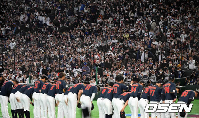 [OSEN=도쿄(일본), 손용호 기자] 경기 종료 후 일본 선수들이 관중석을 향해 인사를 하고 있다. 2026.03.06&nbsp;/spjj@osen.co.kr