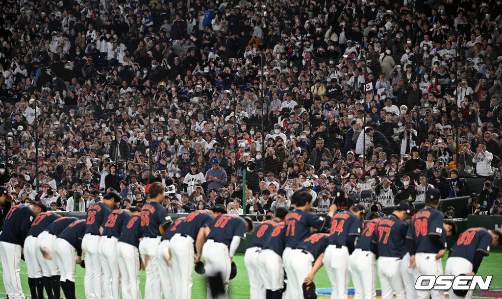 경기 종료 후 일본 선수들이 관중석을 향해 인사를 하고 있다. 2026.03.06 /spjj@osen.co.kr
