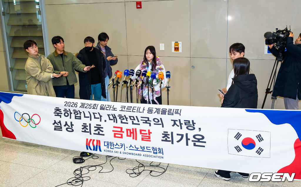 밀라노·코르티나담페초 동계올림픽 우리 선수단 첫 금메달의 주인공 최가온(18·세화여고)이 16일 오후 인천국제공항을 통해 입국했다.최가온은 지난 13일 밀라노 아이스스케이팅 아레나에서 열린 여자 스노보드 하프파이프 결선에서 극적인 역전 드라마를 완성하며 한국 선수단의 설상 종목 첫 올림픽 금메달의 주인공이 됐다.최가온이 입국장을 걸어 나온 후 인터뷰를 하고 있다. 2026.02.16 /rumi@osen.co.kr